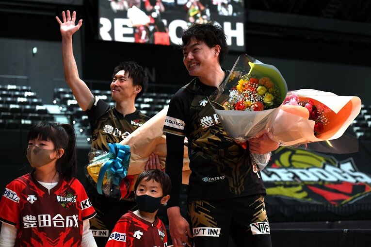 ファンへ最後の挨拶を終える内山（右）と高松　©︎WOLFDOGS NAGOYA