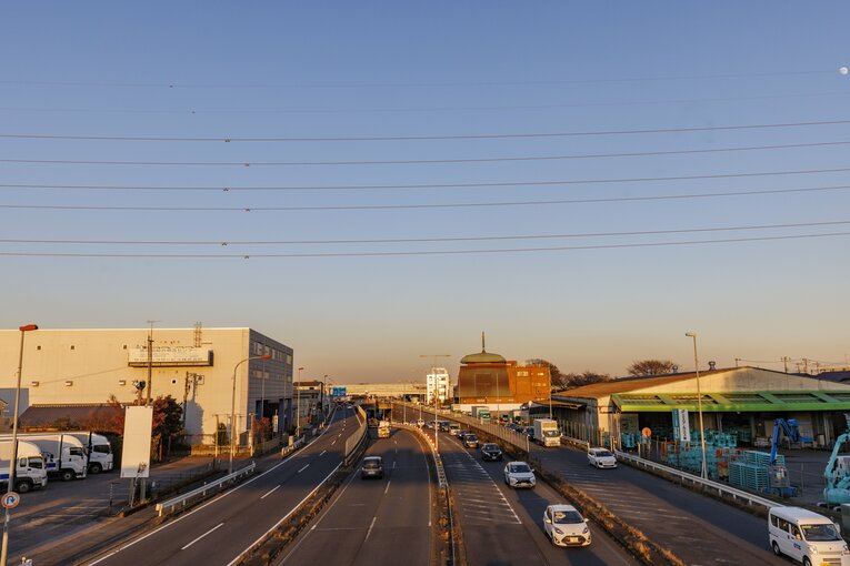 原市駅から少し歩くと広々とした国道16号線に着く