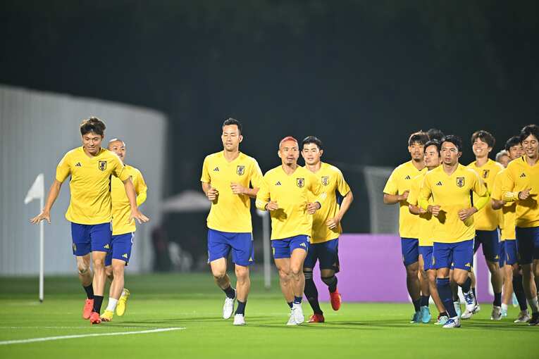 吉田、長友、柴崎ら年長組と並んでジョギングの先頭を務める町野修斗　©Koki Nagahama/JMPA