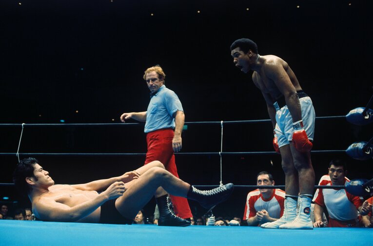 アントニオ猪木(左)とモハメド・アリ（右）による異種格闘技戦は1976年に開催され、「世紀の一戦」と言われた　©Getty Images