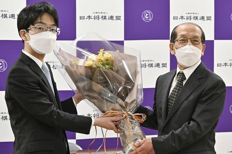 桐山清澄九段は現役として最後の対局を終えたのち、弟子の豊島将之九段から花束を受け取り笑顔だった ／ photograph by Kyodo News