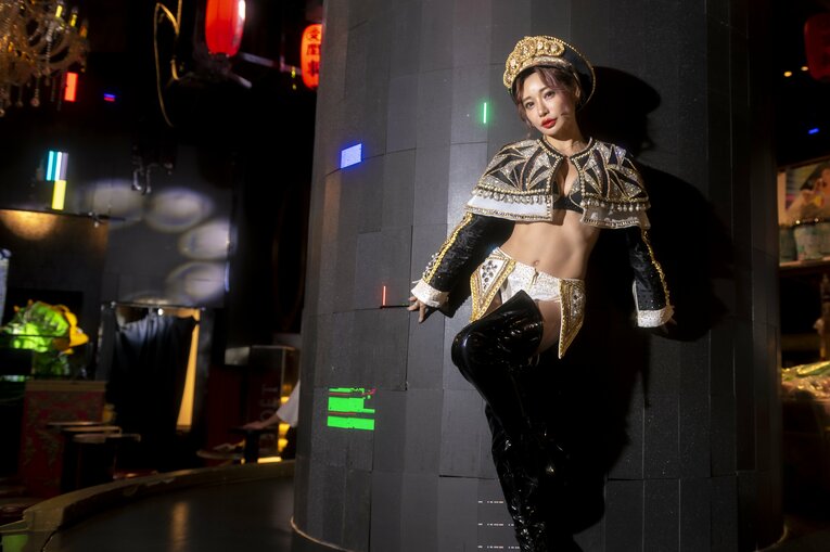 圧倒的な歌唱力で存在感を放ち、バーレスク東京のリーダーも務めるMiiさん