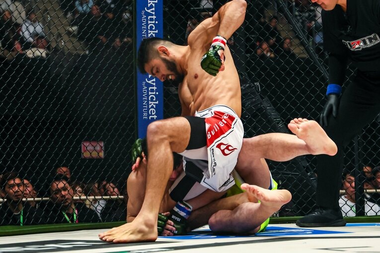 パウンドで中村を攻め立てるサトシ　©RIZIN FF Susumu Nagao