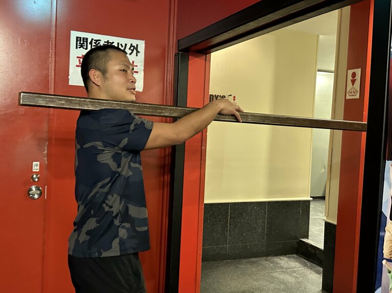 撤収に参加して鉄柱を運ぶ阿部