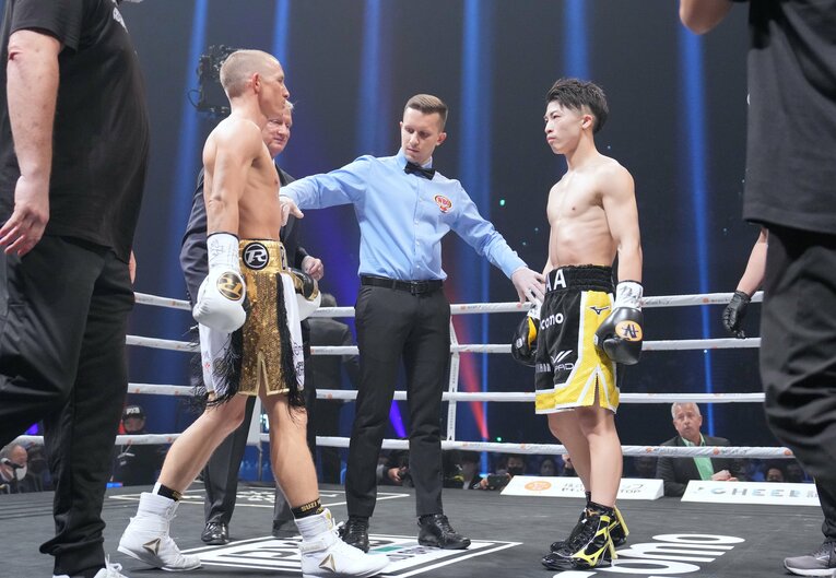 試合開始直前、ポール・バトラーの顔を見据える井上尚弥　©Naoki Fukuda