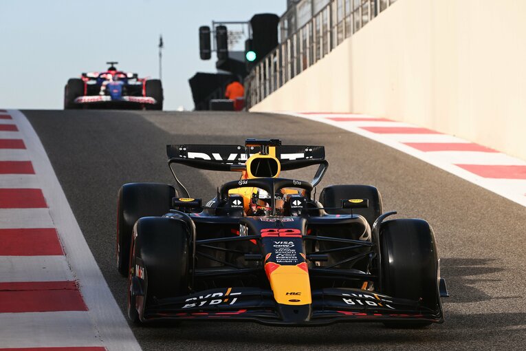 昨年12月にレッドブルの24年型マシンRB20をテストした角田　©Getty Images / Red Bull Content Pool