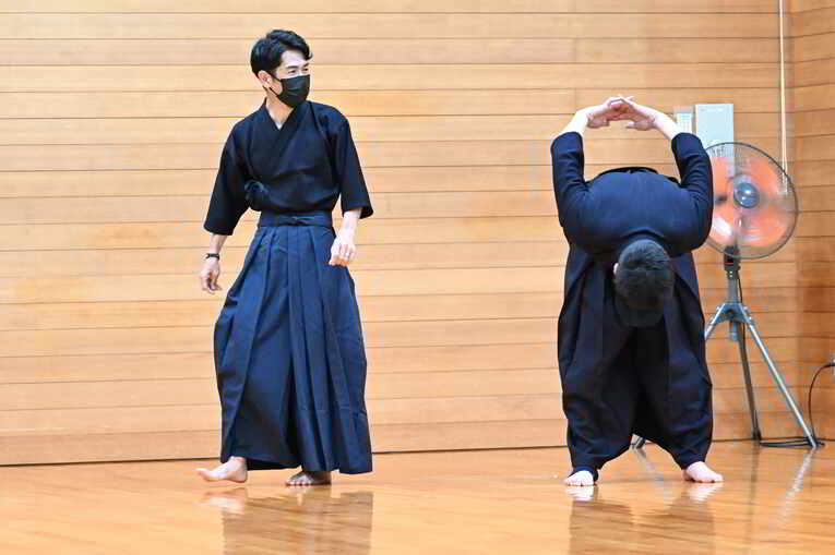 稽古前の準備運動　©Keiji Ishikawa