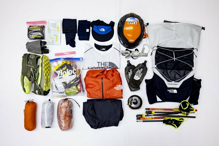 土井のTJARスタート時の装備。他の参加ランナーに比べてもかなりコンパクトだ　©Sho Fujimaki