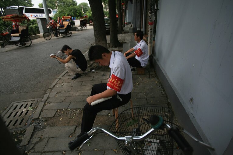 2008年の北京五輪、警備ボランティアをする男性　©Getty Images