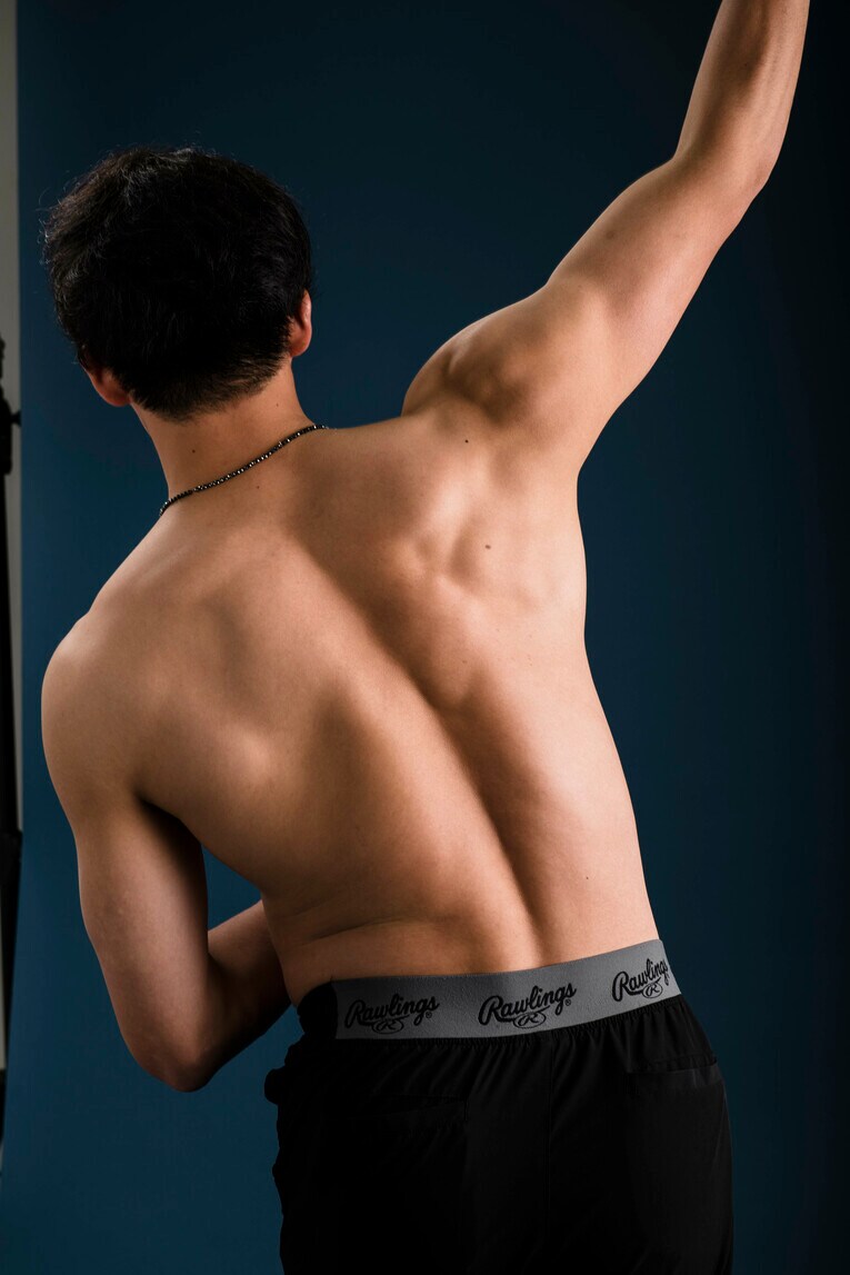 Number1066号「筋肉特集」に登場したオリックス山崎颯一郎（24歳）。自慢の部位は「肩周り」とのこと　©︎Kurashina Naohiro