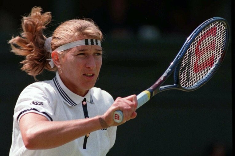 伊達の素早い返球にリズムを崩されるグラフ　©AFLO