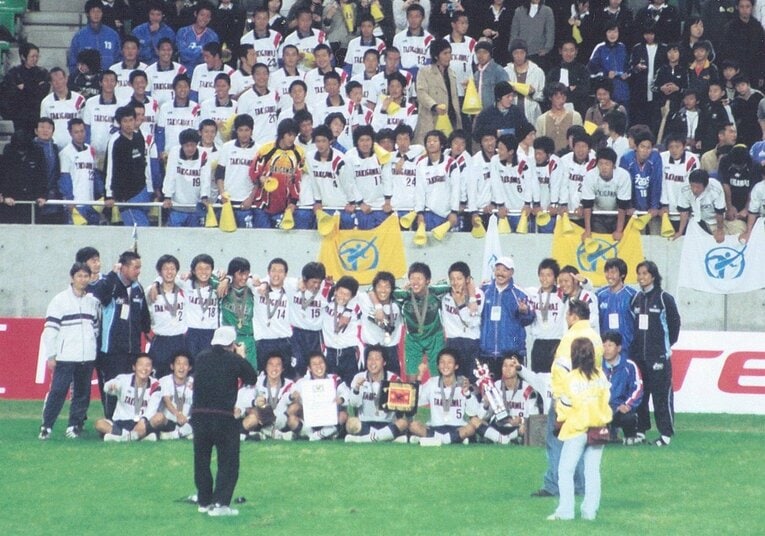 2003年、選手権の兵庫県県予選で優勝したときの様子。黒田監督（帽子に髭）とメンバーで記念撮影。右端に荒川、下列中央左に岡崎 （提供：荒川友康氏）