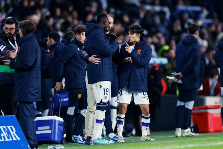 試合後、サディクと言葉を交わす久保　©Daisuke Nakashima