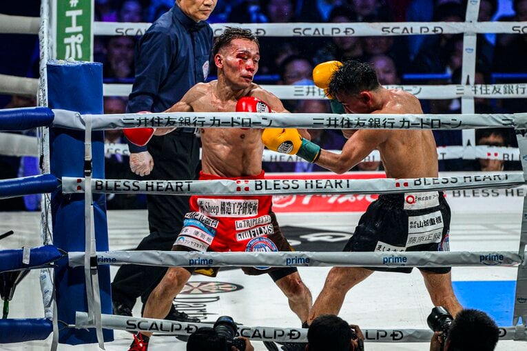 堤聖也vs.比嘉大吾。2月24日、有明アリーナ　©Takuya Sugiyama