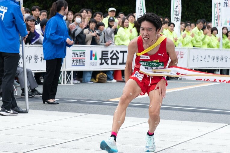 全日本大学駅伝では右脚を痛めながらも力走し、フィニッシュ直後に倒れ込んだ　©Tadashi Hosoda