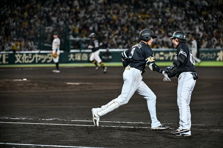 阪神・石井大智から値千金の同点弾を放ったソフトバンク・柳田悠岐　©Nanae Suzuki