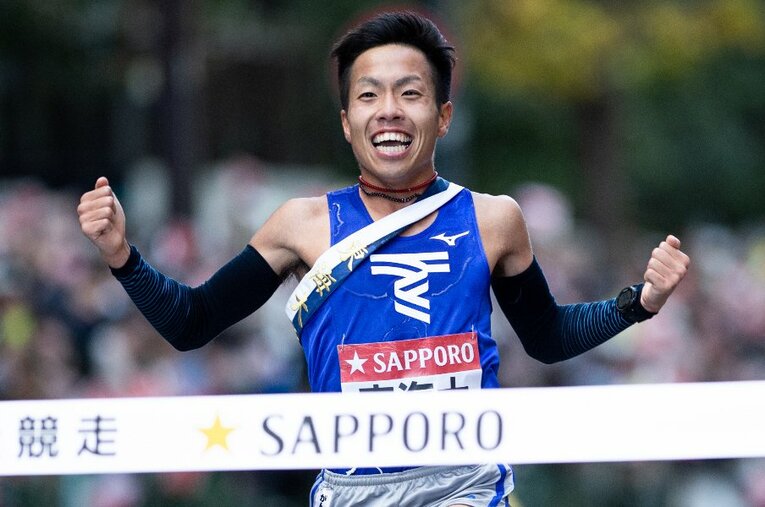 2019年、箱根駅伝で東海大として悲願の初優勝のゴールテープを切った郡司。本人が大学時代とその後を振り返る ／ photograph by Yuki Suenaga