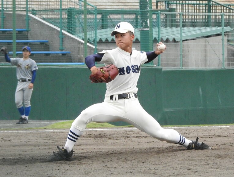 能代松陽高時代の佐藤開陸（現TDK）。165cmの小柄な左腕だが“角度”と“度胸”がある　©Sankei Shimbun