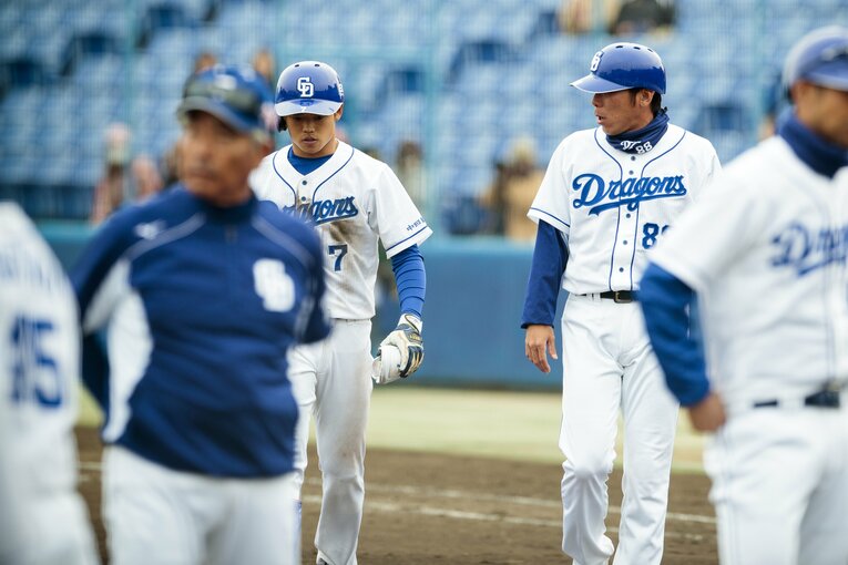 荒木コーチ（右）と　©Kiichi Matsumoto