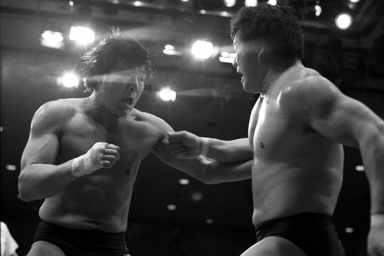 後楽園ホールのワンマッチ興行で激突した藤波辰巳（右）と木村健悟　©Essei Hara