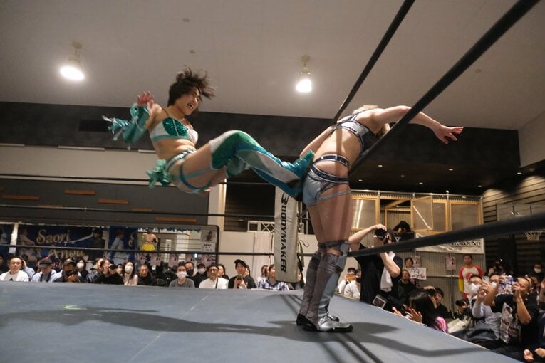 「他では見られない安納サオリだった」人気女子レスラー“3試合出ずっぱり”の凱旋興行に密着「体重が4kg減って…そりゃそうですよね」(38)