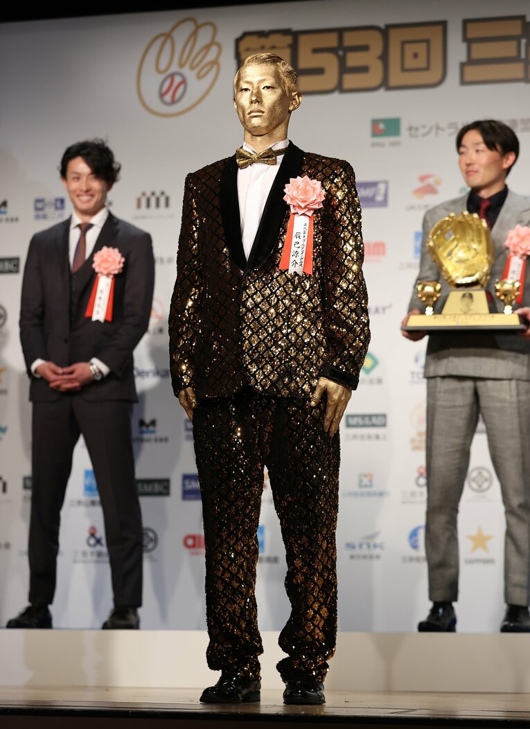 これが衝撃の「全身金ピカ」姿。共に壇上に並んだ選手たちも笑いを堪えきれない　©︎SANKEI SHIMBUN
