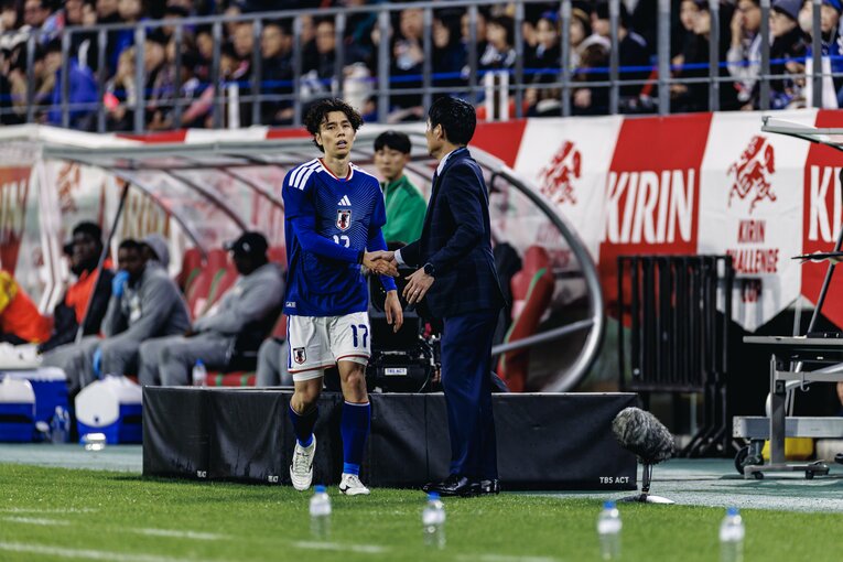 ガーナ選手と交錯アクシデント…田中碧がガーナ監督に謝罪した一部始終…写真はまだまだ続きます　©Kiichi Matsumoto