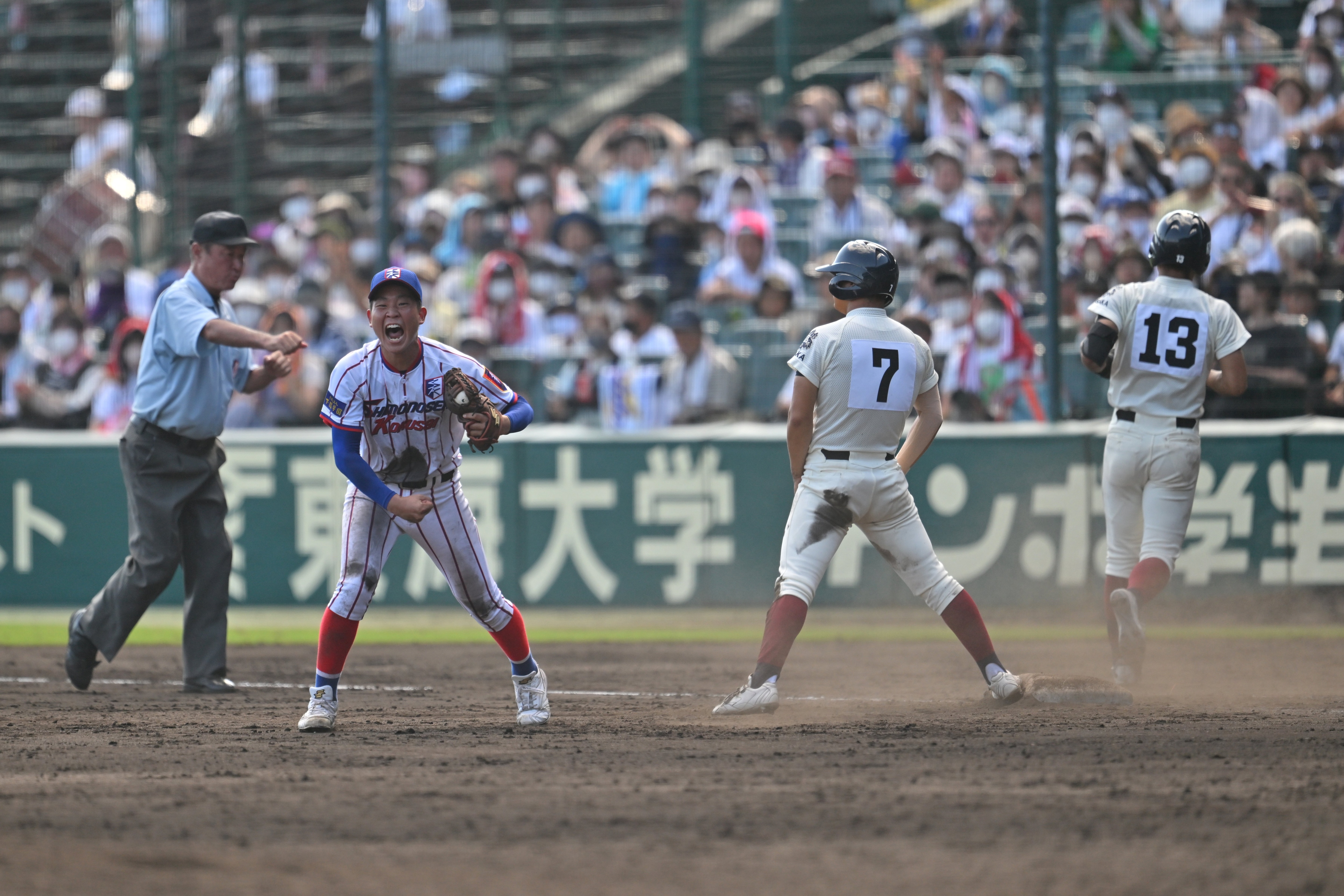 七回、トリプルプレーでピンチをしのいだ下関国際 ©Hideki Sugiyama