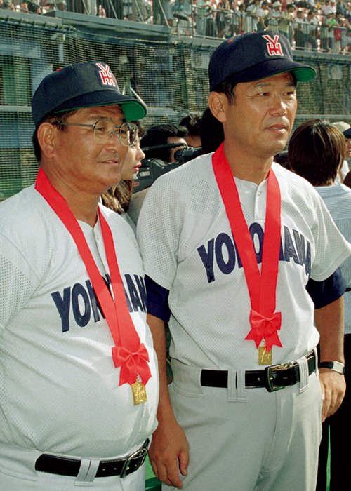 渡辺元智（右）のもと、小倉清一郎は2010年まで横浜高校の部長を務めた（'96年7月撮影）
