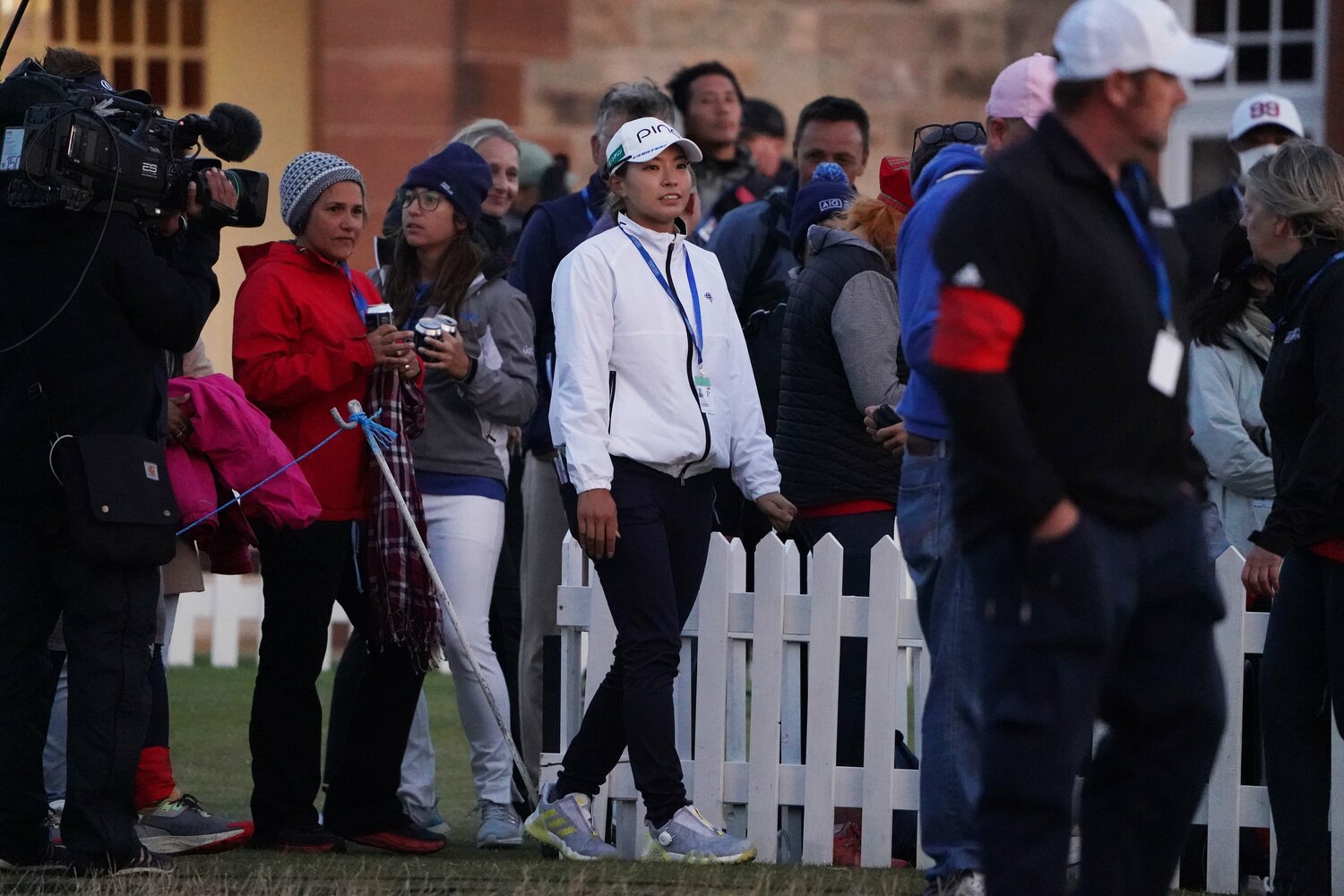 会場に残ってブハイの勝利を見届けた渋野　©︎Shizuka Minami