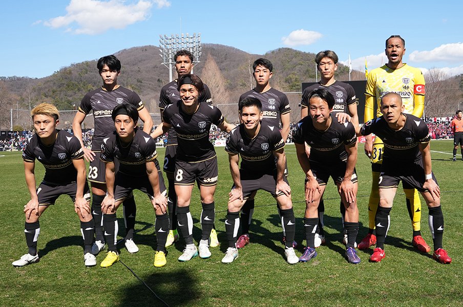 「ウソついたらすぐバレる」なぜ“地域リーグ勢”が主力のJ3クラブが鹿島と互角の戦いができたか「そこはコンチキショウと」異色の指揮官が語る＜Number Web＞ photograph by Masashi Hara/Getty Images