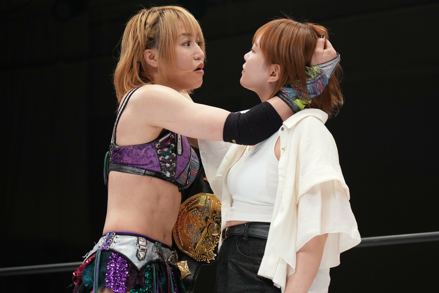 朱里と火花を散らすSareee。5月11日、後楽園ホール ©Essei Hara