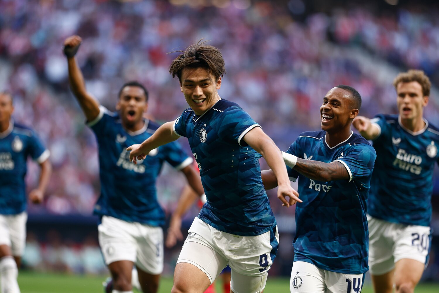 CLデビュー戦でオウンゴールを誘発するシュートを放った上田。鹿島からセルクル・ブルージュへの移籍金130万ユーロ（当時約1億8200万円）だったことをふまえると、わずか1シーズンで10倍近く市場価値を高めたことになる　©️AFLO