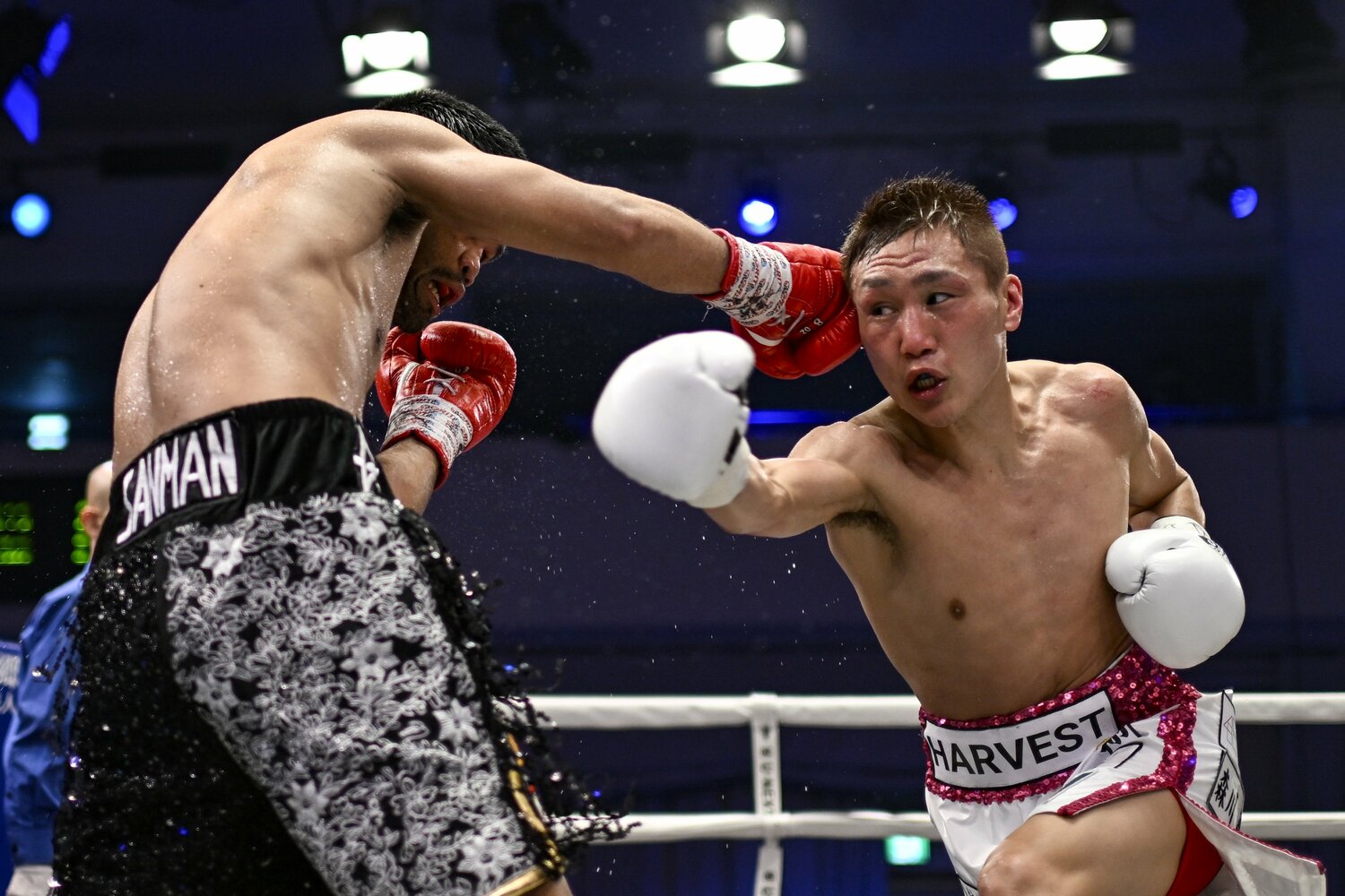 小國以載の右ボディストレート。タパレスは露骨に嫌がる素振りを見せる　©Hiroaki Finito Yamaguchi