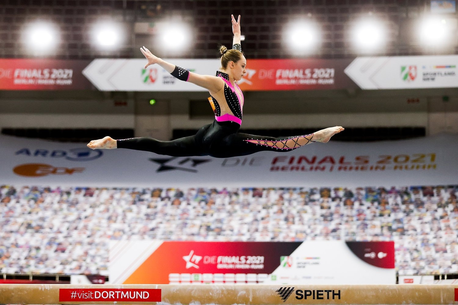 4月の体操世界選手権で。ドイツ女子代表のザラ・フォスらが首から足首までほぼ全身を覆う「ユニタード」と呼ばれる衣装で登場した　©Getty Images
