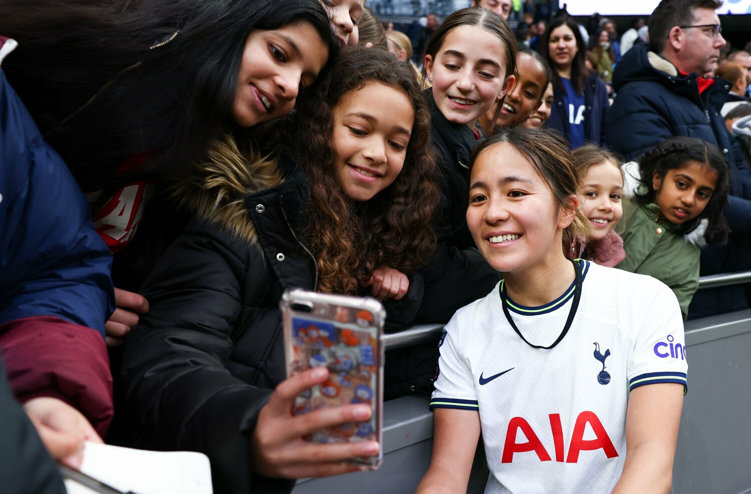 ファンに写真を求められる岩渕真奈　©︎REX/AFLO