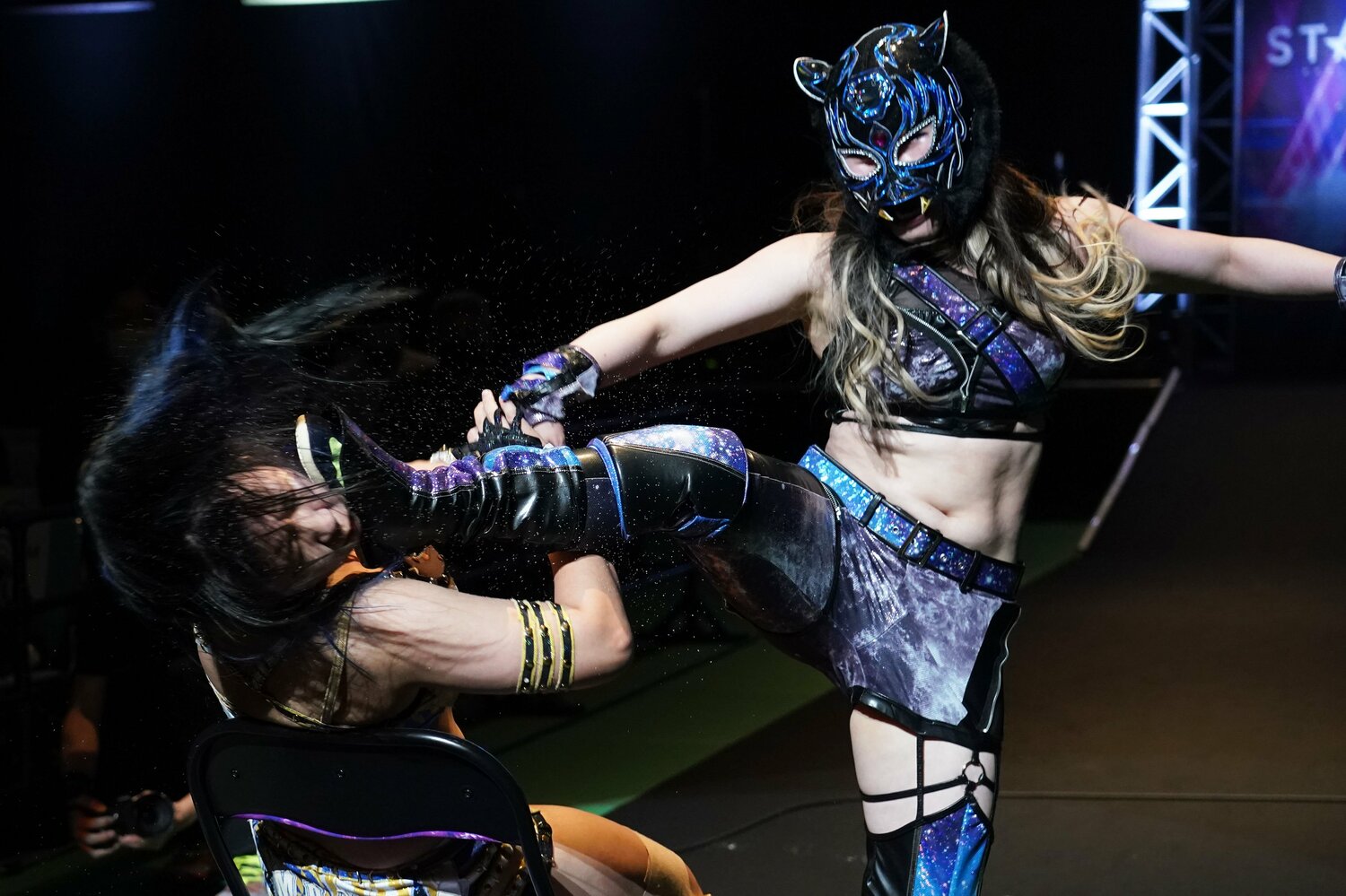 渡辺に強烈なキックを見舞うキッド。顔の周りには塩がキラキラと輝いている