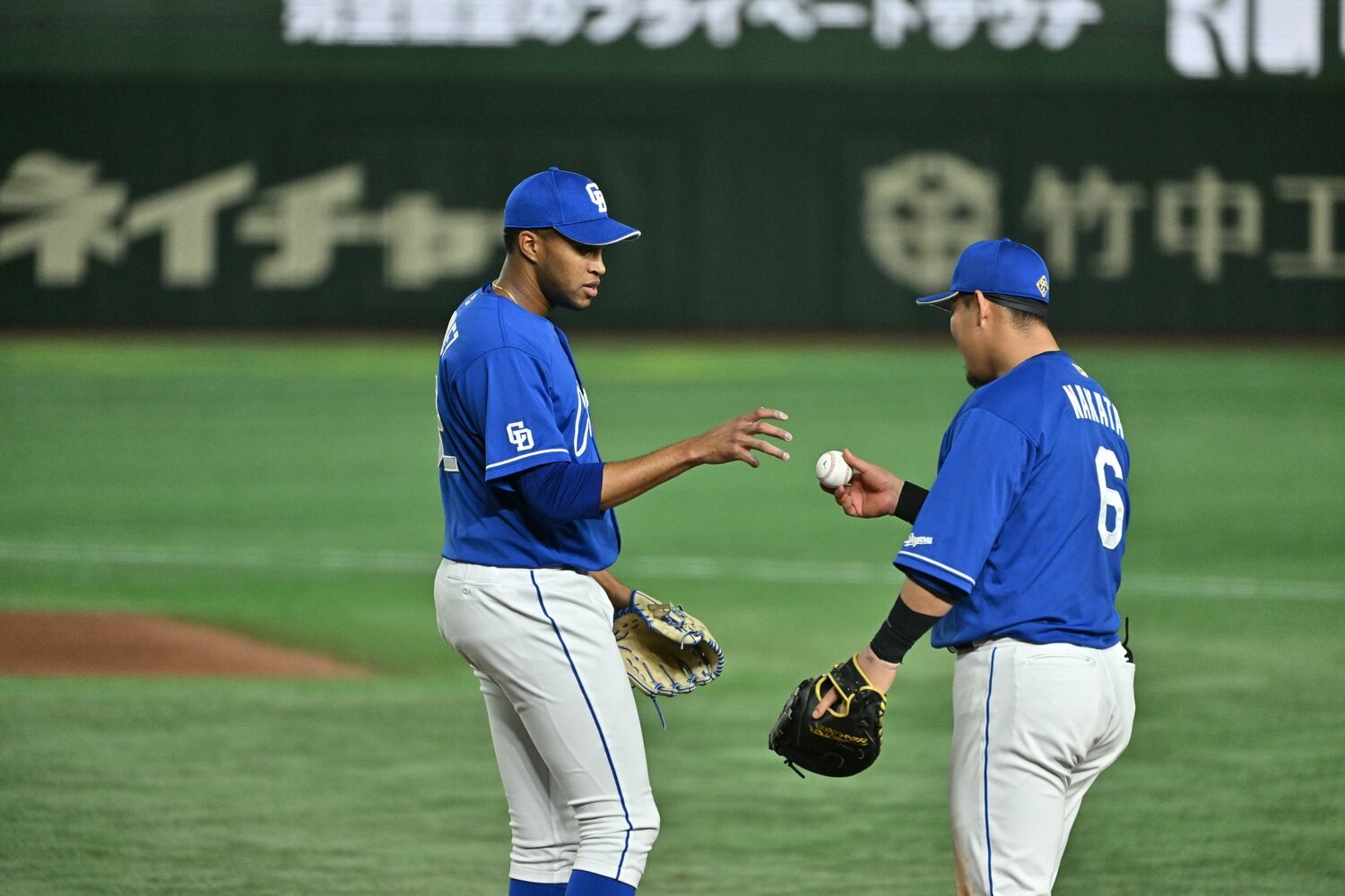 中田翔からウイニングボールを受け取るライデル・マルティネス ©︎Hideki Sugiyama