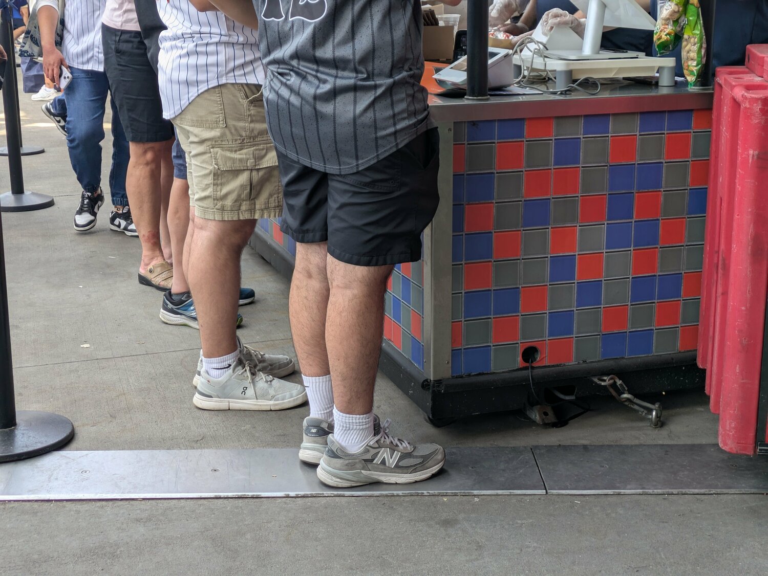 球場コンコースで見かけたニューバランスのスニーカー ©Shoko Mizutsugi