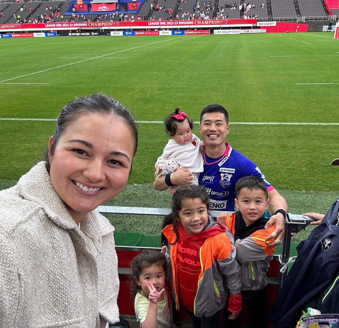 現在のローラさん家族。4人の子どもたちと章仁選手の試合を観戦　©本人提供
