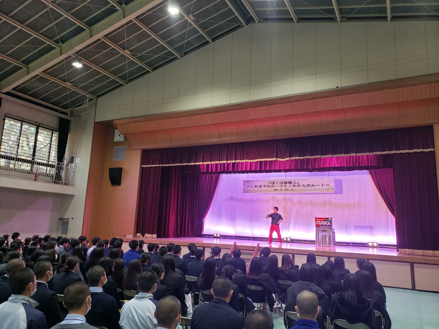 京都国際高校で講演するちゃんへん.　©︎Kim Myung Wook