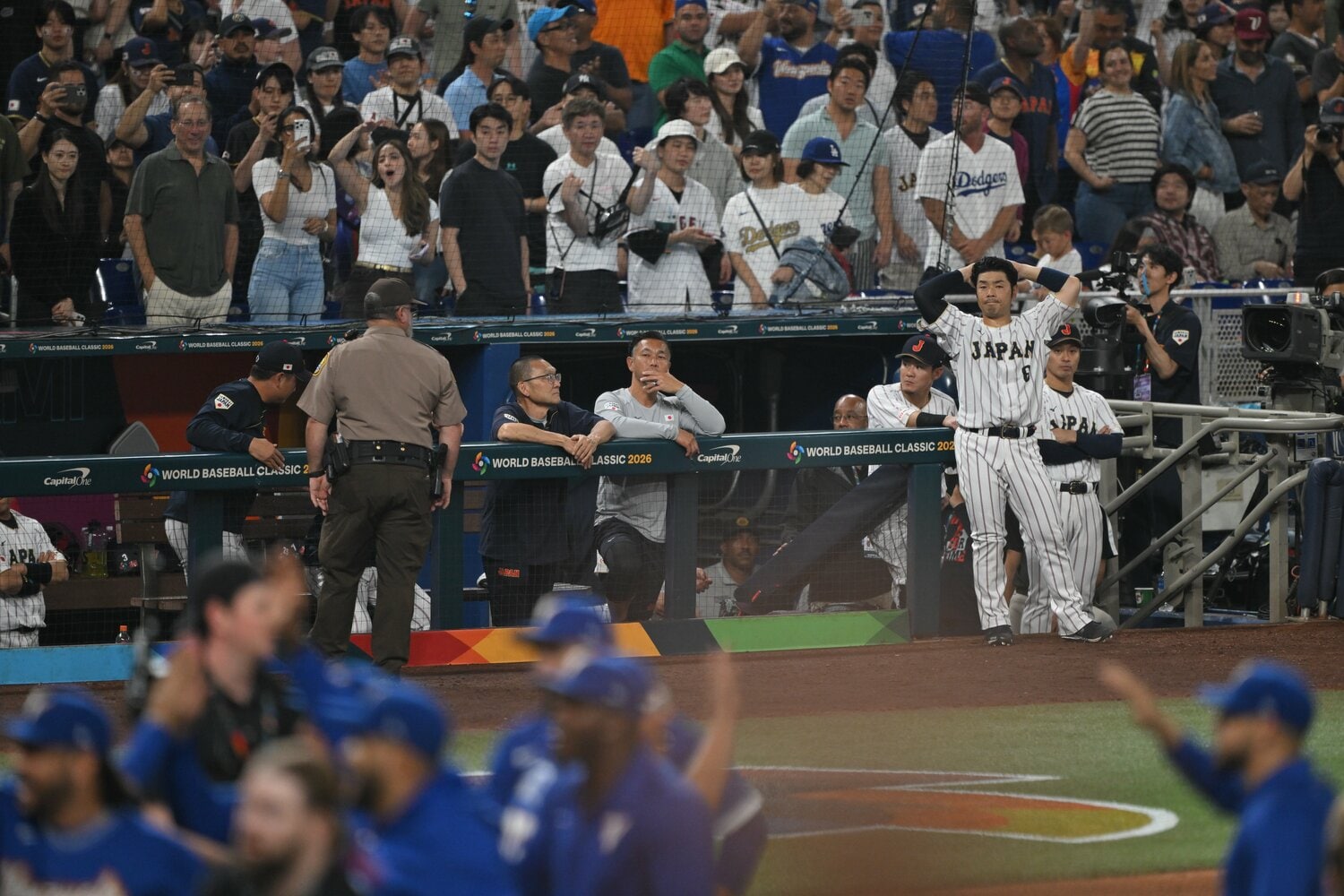 ベネズエラの歓喜を呆然と見つめる近藤健介。今大会13打数無安打と苦しんだ　©Nanae Suzuki