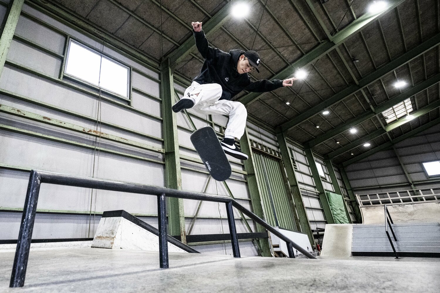 パーク内を流しながら、軽やかにレールに跳び乗る(全3枚中の2枚目) ©Asami Enomoto