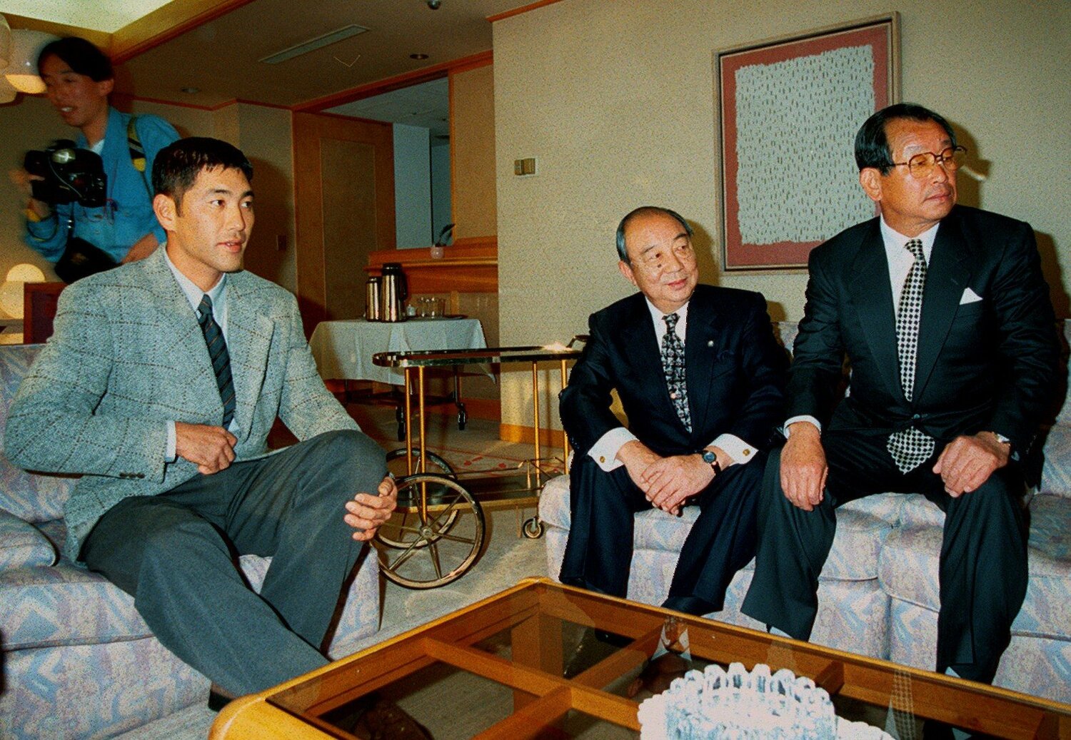 1996年11月15日、阪神の三好一彦社長（中央）、吉田義男監督（右）との交渉に臨む清原　©KYODO