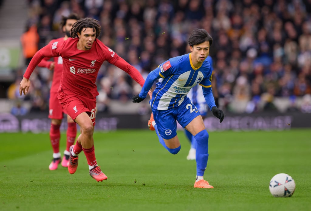 FA杯リバプール戦でアーノルドを置き去りにする三笘　©Getty Images