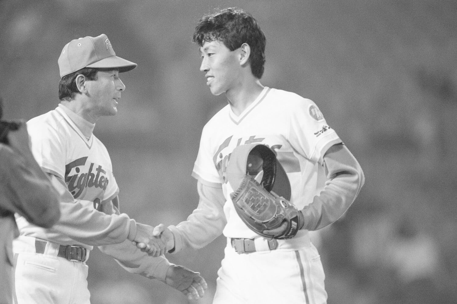 当時のエース・西崎を迎える高田監督（左）。若手の成長は何よりの楽しみだったという　©JIJI PRESS