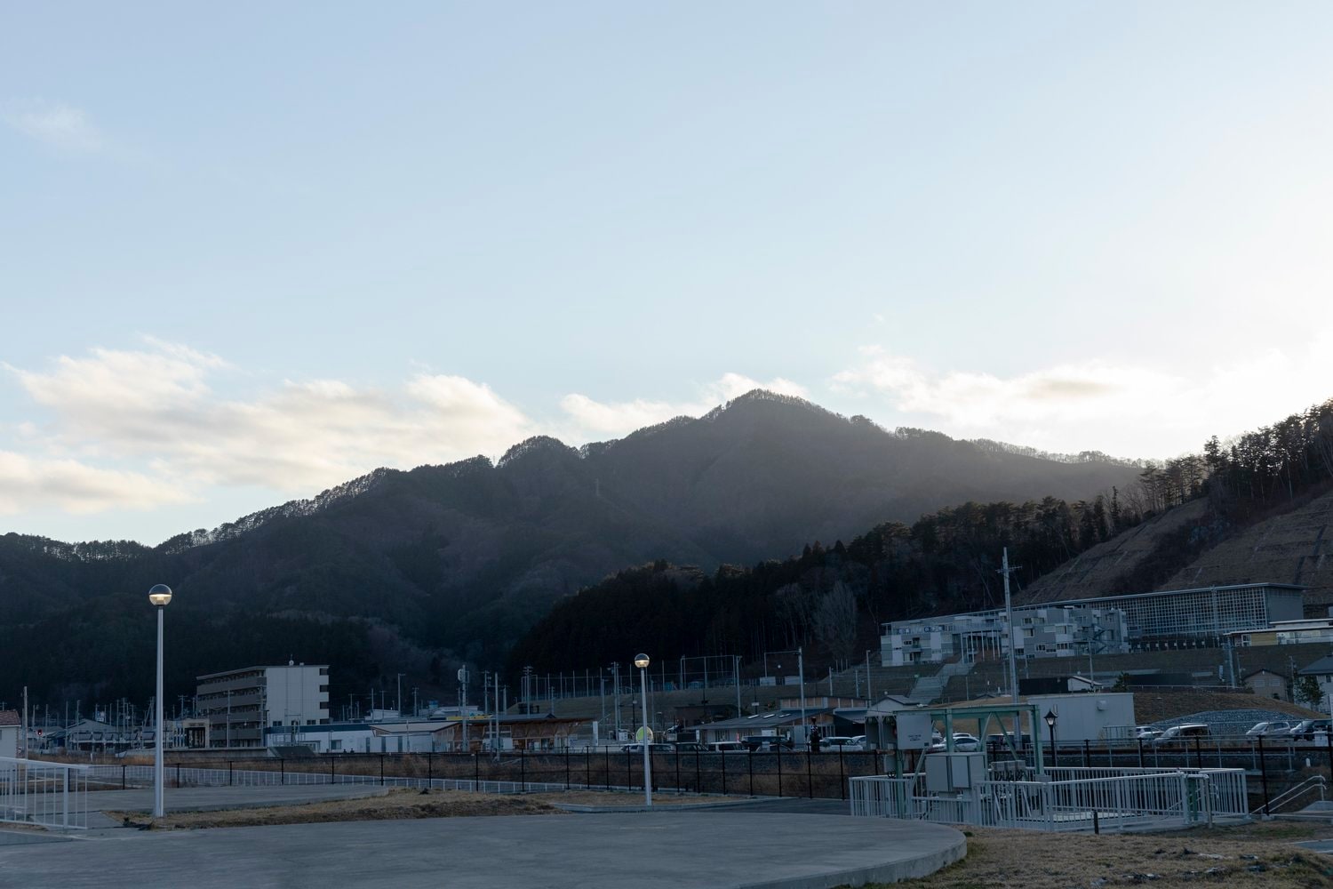 駅前の高台（写真右奥）から町を見下ろす小学校と中学校。震災前はちょうど鵜住居復興スタジアムの場所にあった