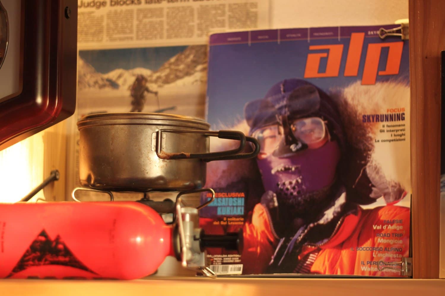 自宅に飾ってあった海外の登山雑誌の表紙には登山中の栗秋が ©Kei Nakamura