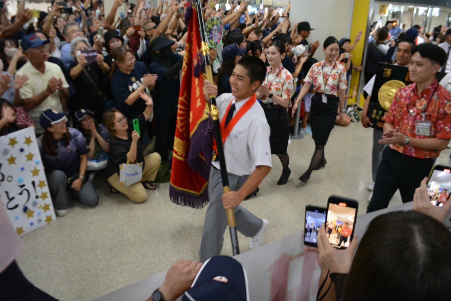 優勝旗を持って登場した主将の真喜志拓斗　©Takarin Matsunaga