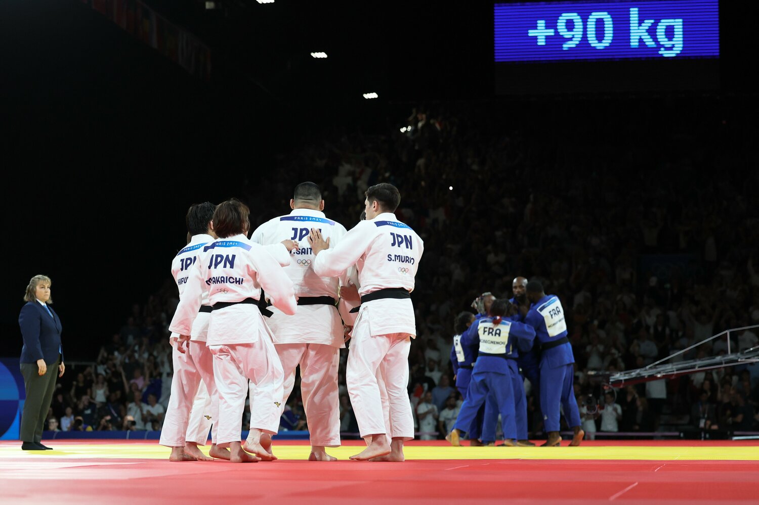 「+90kg」で止まったルーレット。斉藤立の背中を押す日本チーム、リネールのもとに集まるフランスチーム　©AFLO